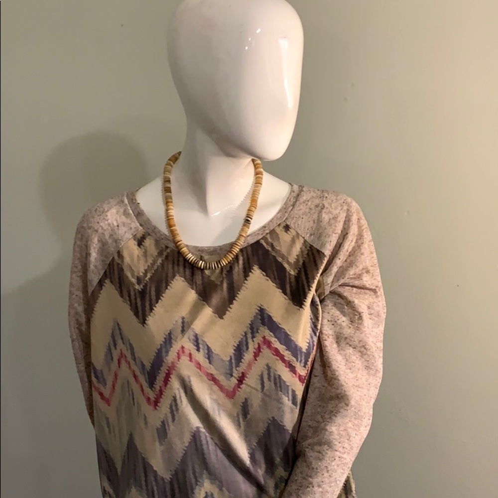 Multicolored pull over woman’s top